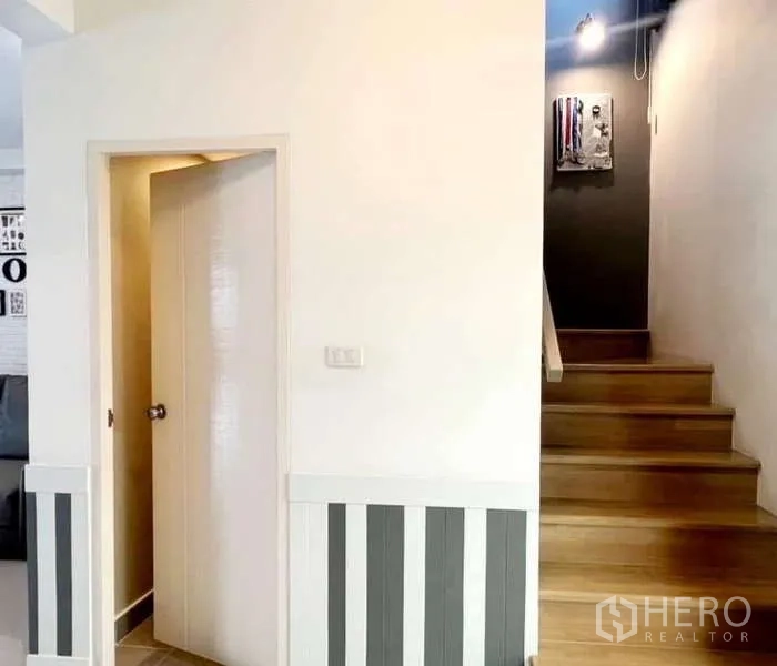 独立式住宅 出租在Bang Phli, Samut Prakan - 木楼梯与一层盥洗室相邻。