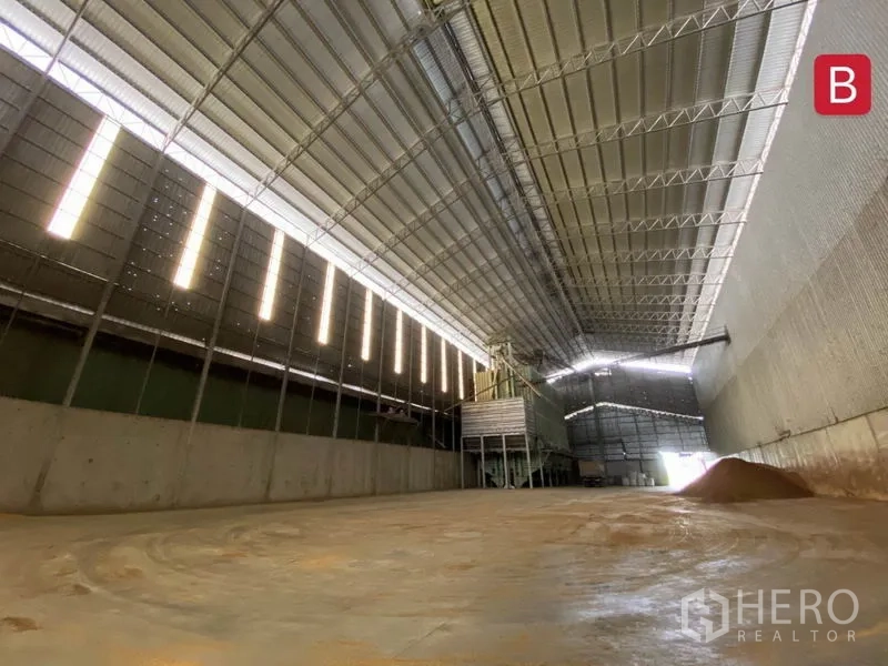 工厂 出租在Chachoengsao - 大型覆盖储区，天窗采光条、高桁架屋顶及混凝土挡墙。