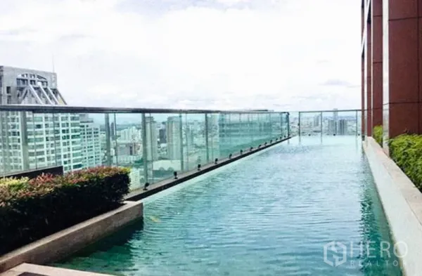 公寓 出租在Bang Rak, Bangkok - 屋顶无边泳池，玻璃护栏与曼谷天际线景观