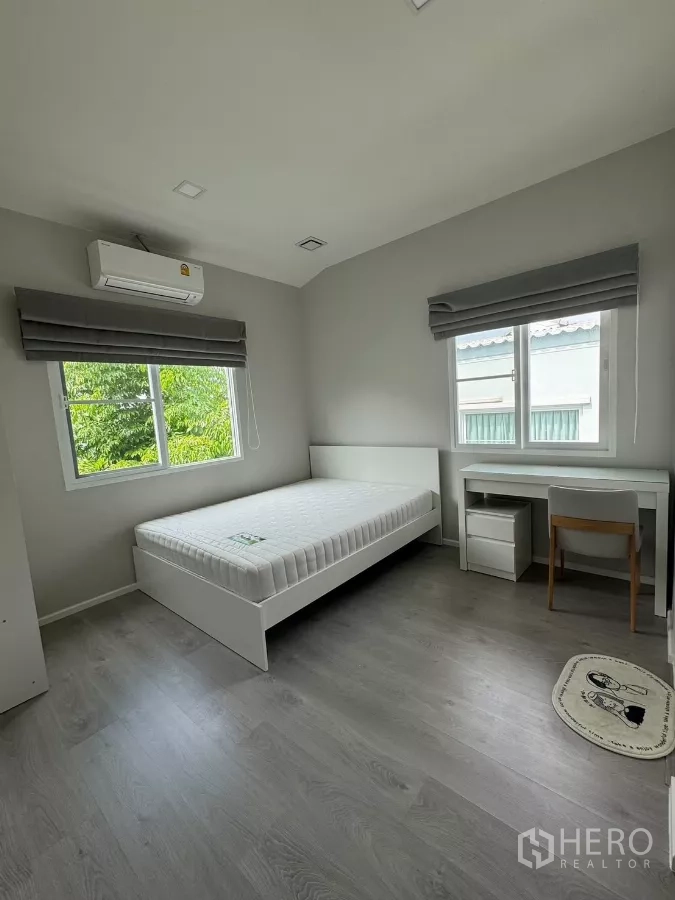 บ้าน ให้เช่าในPrawet, Bangkok - ห้องนอนสว่าง เตียง โต๊ะทำงาน หน้าต่างสองด้าน และเครื่องปรับอากาศ.