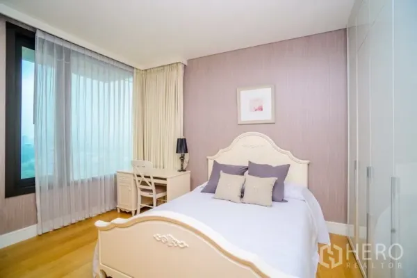 คอนโด ให้เช่าในKhlong Toei, Bangkok - ห้องนอนที่สองสว่าง เตียงสีขาว โต๊ะทำงานริมหน้าต่าง ผ้าม่านโปร่ง และตู้เสื้อผ้า