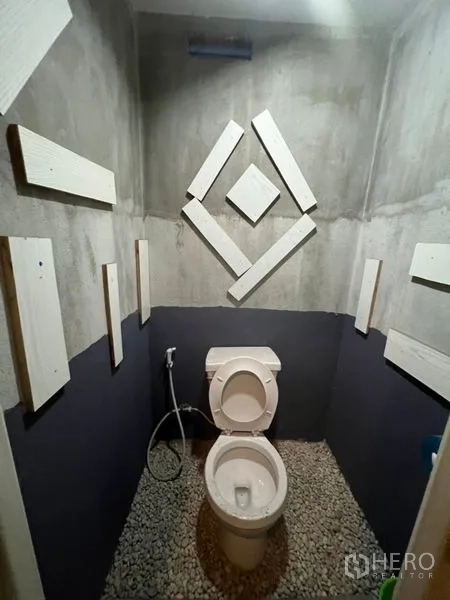 อาคารพาณิชย์ ให้เช่าหรือขายในWatthana, Bangkok - ห้องส้วมตกแต่งลายแผ่นไม้บนผนัง พร้อมสายฉีดชำระ