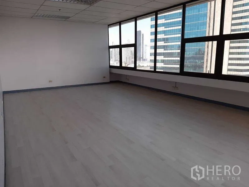 สำนักงาน ให้เช่าในKhlong Toei, Bangkok - พื้นที่ทำงานริมหน้าต่างยาว มองเห็นตึกสูงโดยรอบ