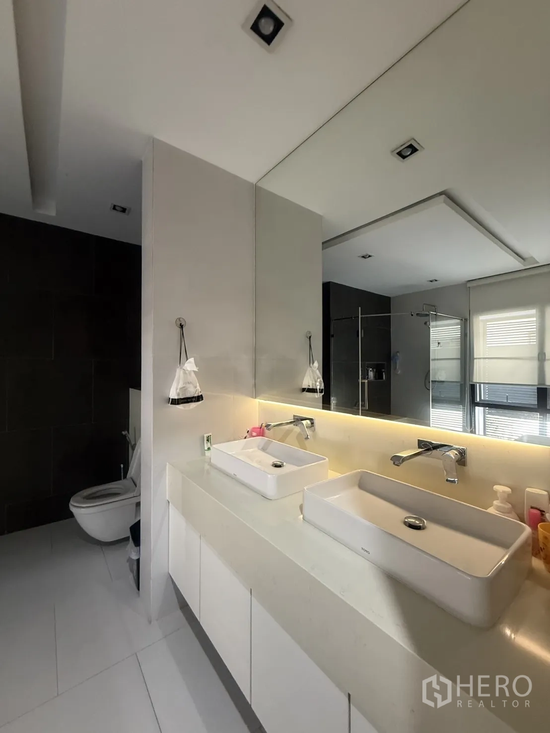 บ้านเดี่ยว for rent in Bang Kapi, Bangkok - ห้องน้ำสมัยใหม่ อ่างล้างหน้าคู่ทรงเหลี่ยม พร้อมกระจกไฟแบ็คไลท์