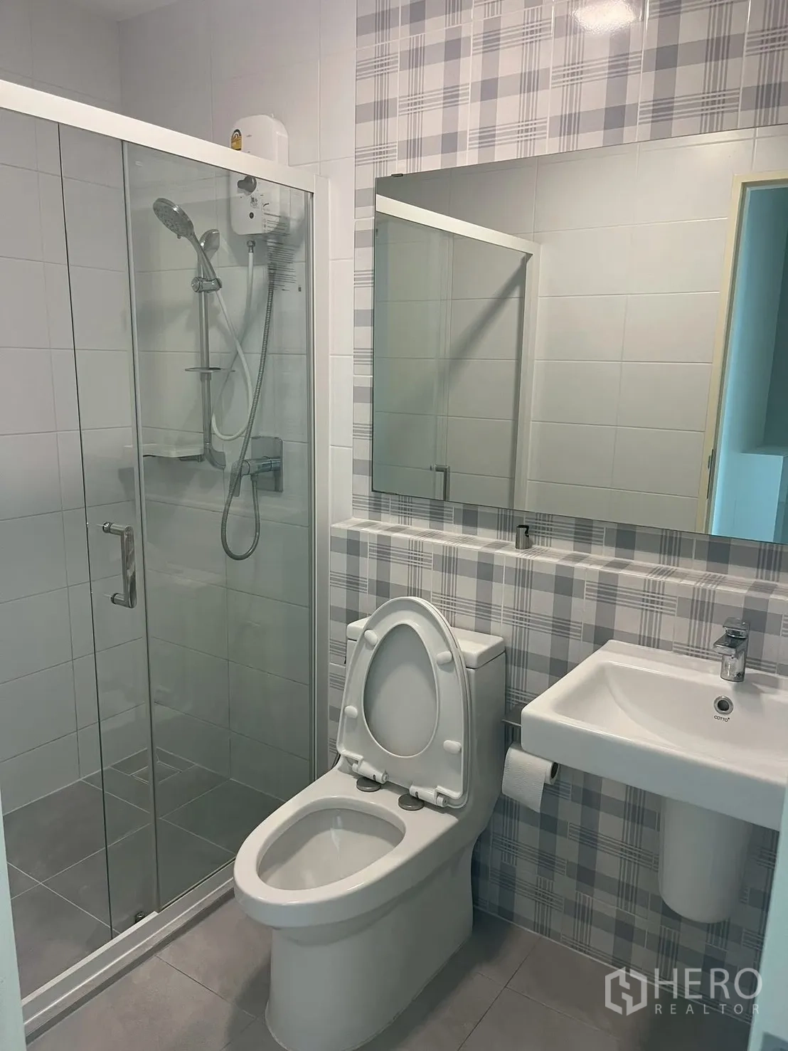 ทาวน์เฮาส์ for rent in Prawet, Bangkok - ห้องน้ำพร้อมตู้กระจกอาบน้ำ โถสุขภัณฑ์ และอ่างล้างหน้า.