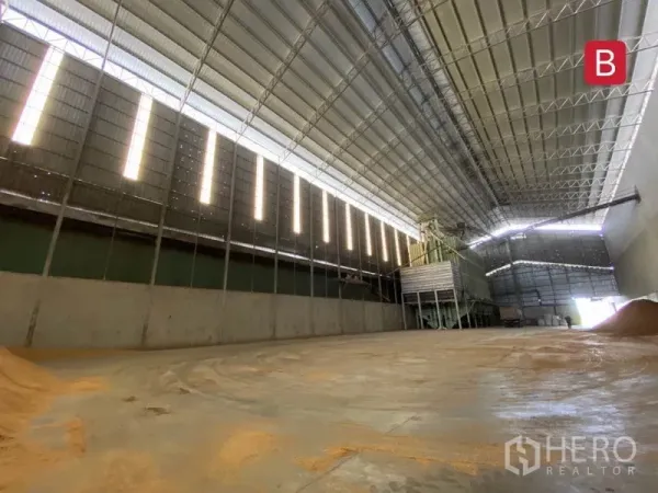 工厂 出租在Chachoengsao - 无柱厂房内部，侧墙通风百叶与侧置料仓装置。