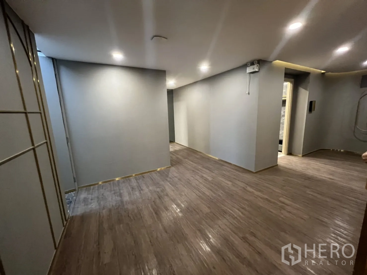 店屋 出租在Phra Khanong, Bangkok - 宽敞走廊，嵌入式照明与耐磨木纹地。