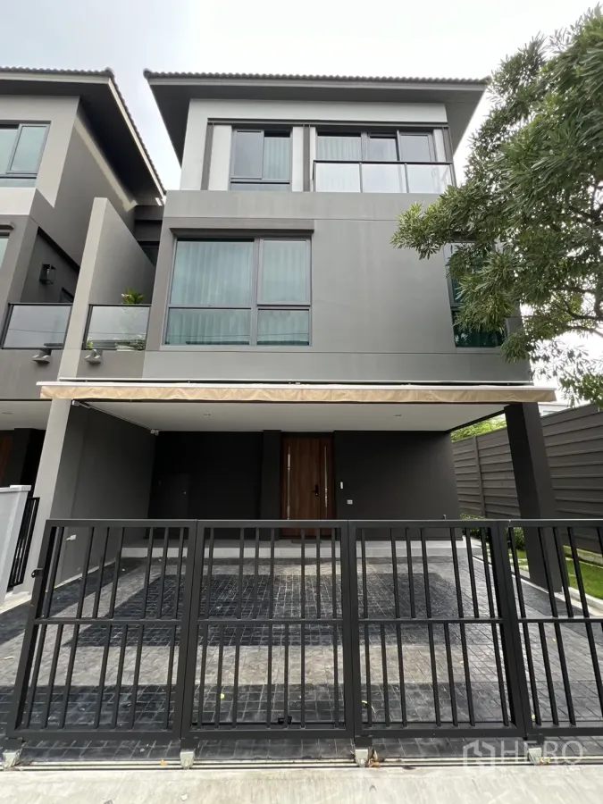Detached House for rent in Prawet, Bangkok - Modern three-storey house facade with gated carport in Bangna–Prawet.