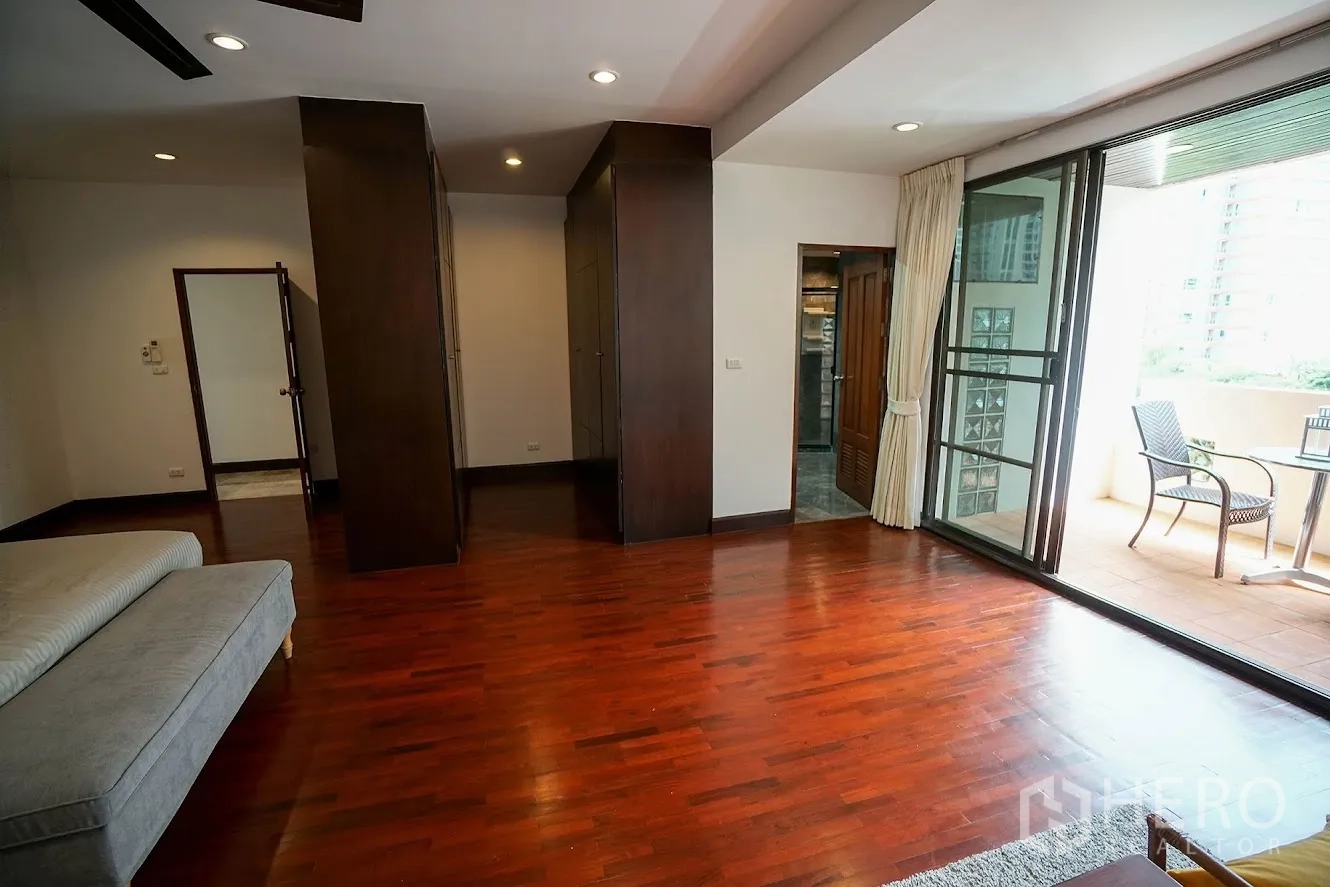 房间 出租在Watthana, Bangkok - 主卧更衣区，衣柜通往阳台。