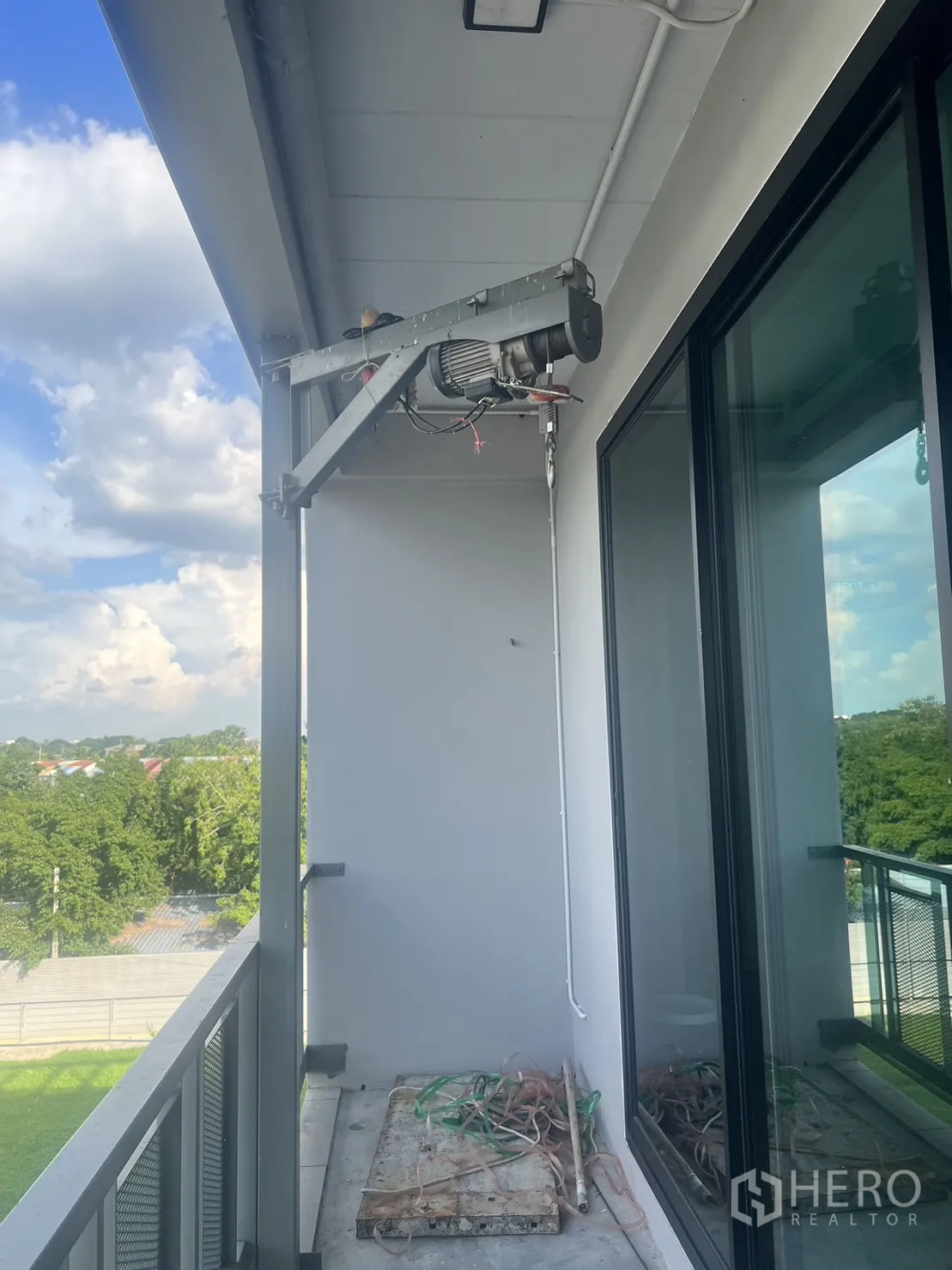 สำนักงาน ให้เช่าในLat Krabang, Bangkok - ระเบียงงานระบบ พร้อมประตูกระจกบานเลื่อนและทิวทัศน์พื้นที่สีเขียว