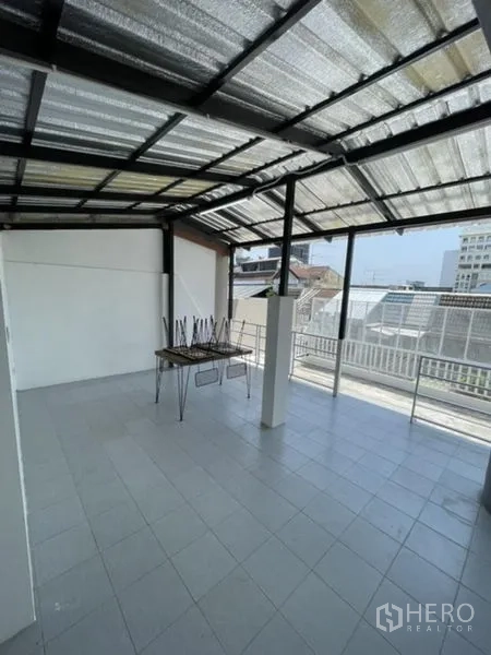 ทาวน์เฮาส์ ให้เช่าในPhra Khanong, Bangkok - ดาดฟ้าเปิดโล่ง โต๊ะ เก้าอี้ และพื้นกระเบื้องสำหรับใช้งานกลางแจ้ง