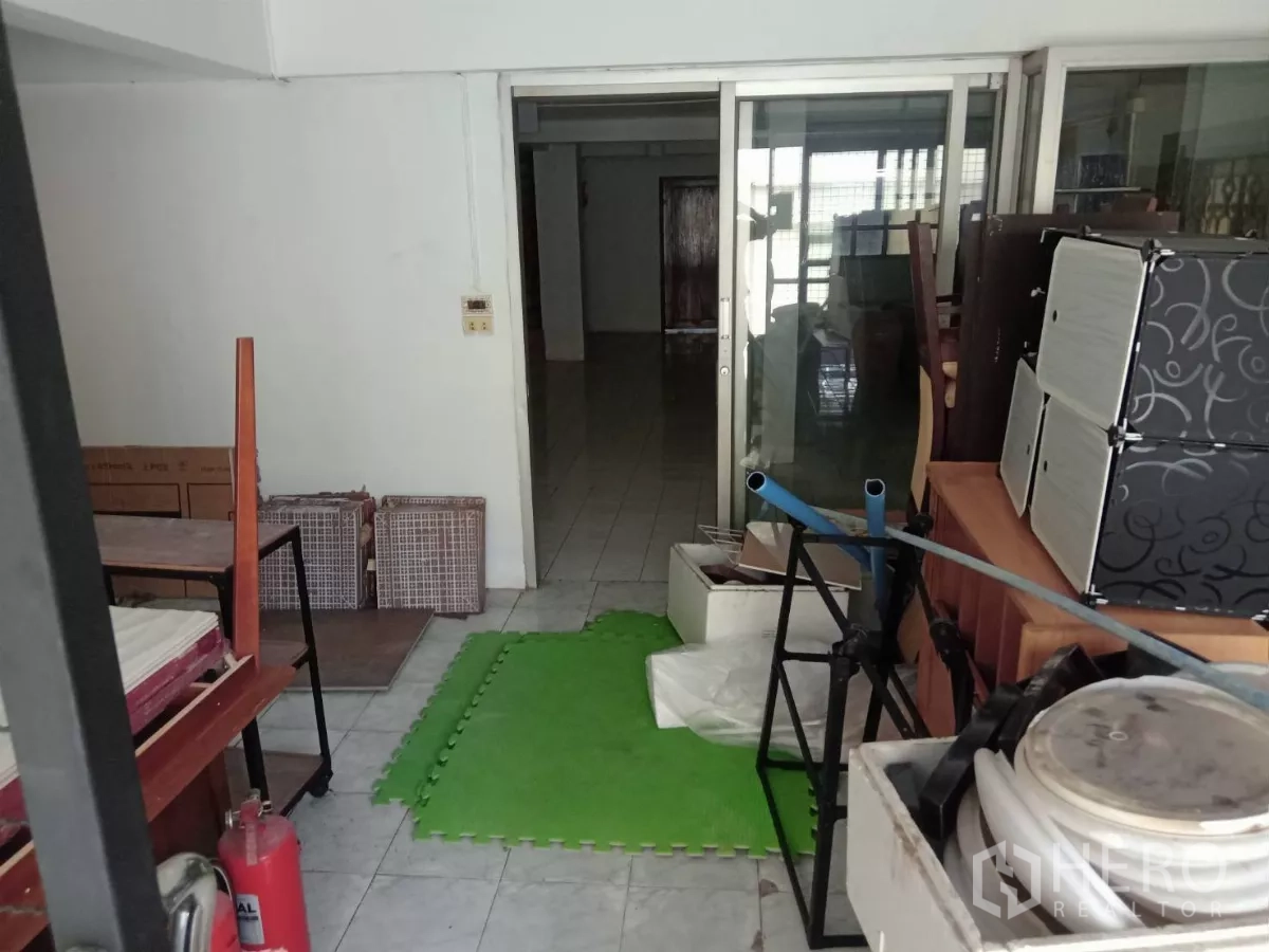 独立式住宅 出租在Phaya Thai, Bangkok - 滑动门旁的储物区，连接室内空间。