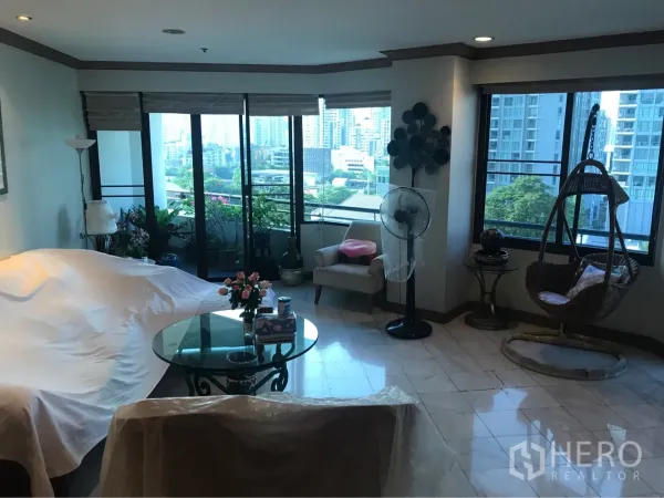 คอนโด ให้เช่าหรือขายในWatthana, Bangkok - ห้องนั่งเล่นกว้าง พื้นกระเบื้อง โต๊ะกระจก ประตูบานเลื่อนออกไประเบียง พร้อมวิวสกายไลน์