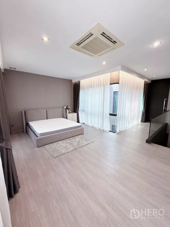 ทาวน์เฮาส์ ให้เช่าหรือขายในLat Phrao, Bangkok - ห้องนอนใหญ่กว้าง มุมกระจกและผ้าม่านเต็มบาน