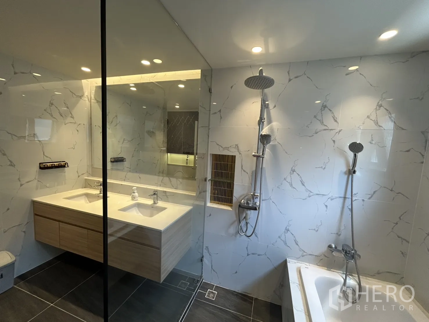 Detached House for rent in Bang Phli, Samut Prakan - Modern bathroom with double vanity, rain showers, and bathtub with marble-effect tiles.