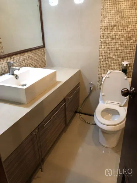 คอนโด ให้เช่าในWatthana, Bangkok - ห้องน้ำอีกห้อง ผนังโมเสก เคาน์เตอร์อ่างล้างหน้าและโถสุขภัณฑ์