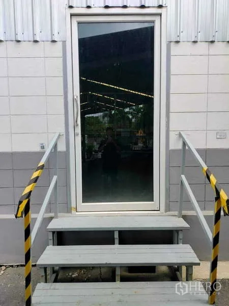 Warehouse for rent in Lat Krabang, Bangkok - Glass door entry with steps and yellow-black safety rails
