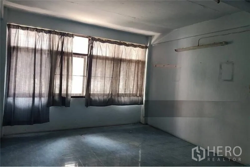 อาคารพาณิชย์ ให้เช่าหรือขาย - ห้องนอนโล่งมีผ้าม่าน พื้นกระเบื้องและโคมไฟยาว