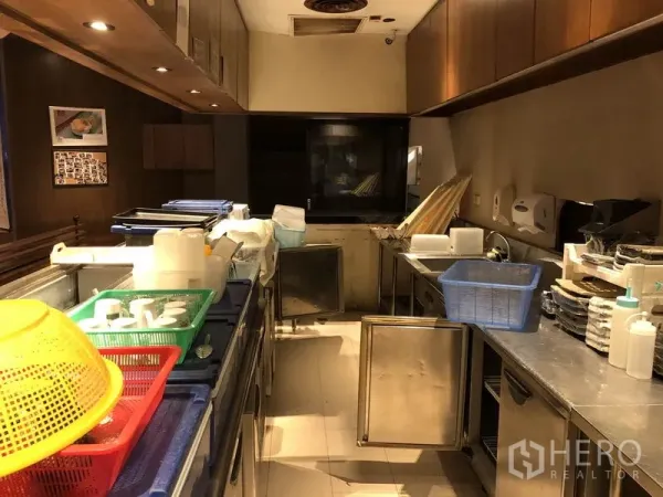 พื้นที่ขายปลีก ให้เช่าในKhlong Toei, Bangkok - ครัวเชิงพาณิชย์เคาน์เตอร์สแตนเลส ตู้แช่ใต้เคาน์เตอร์ และตู้ลอย แสงไฟอบอุ่น