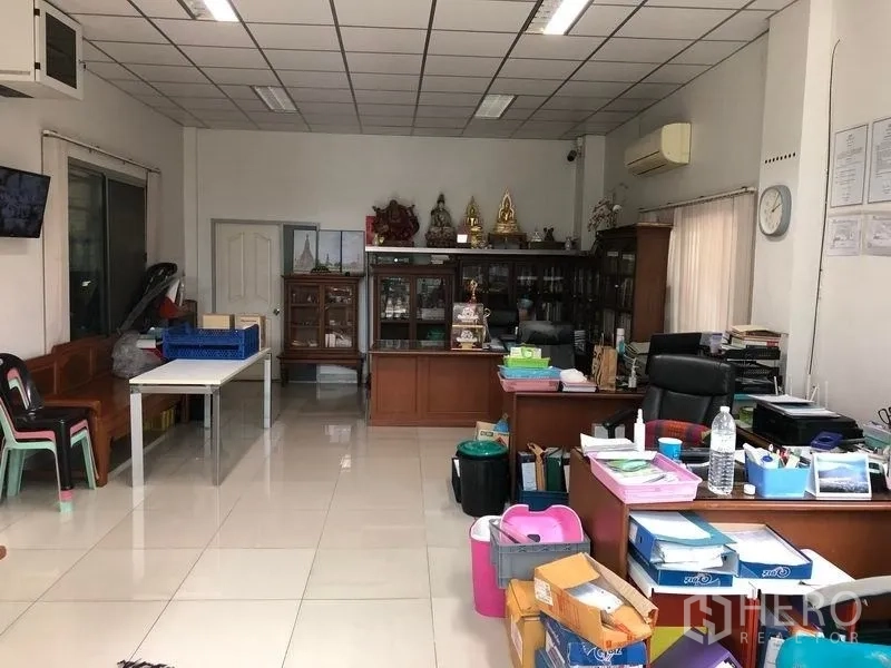 Factory for rent or sale in Khlong Luang, Pathum Thani - Ground-floor office with tiled floors, air-conditioning and storage cabinets.