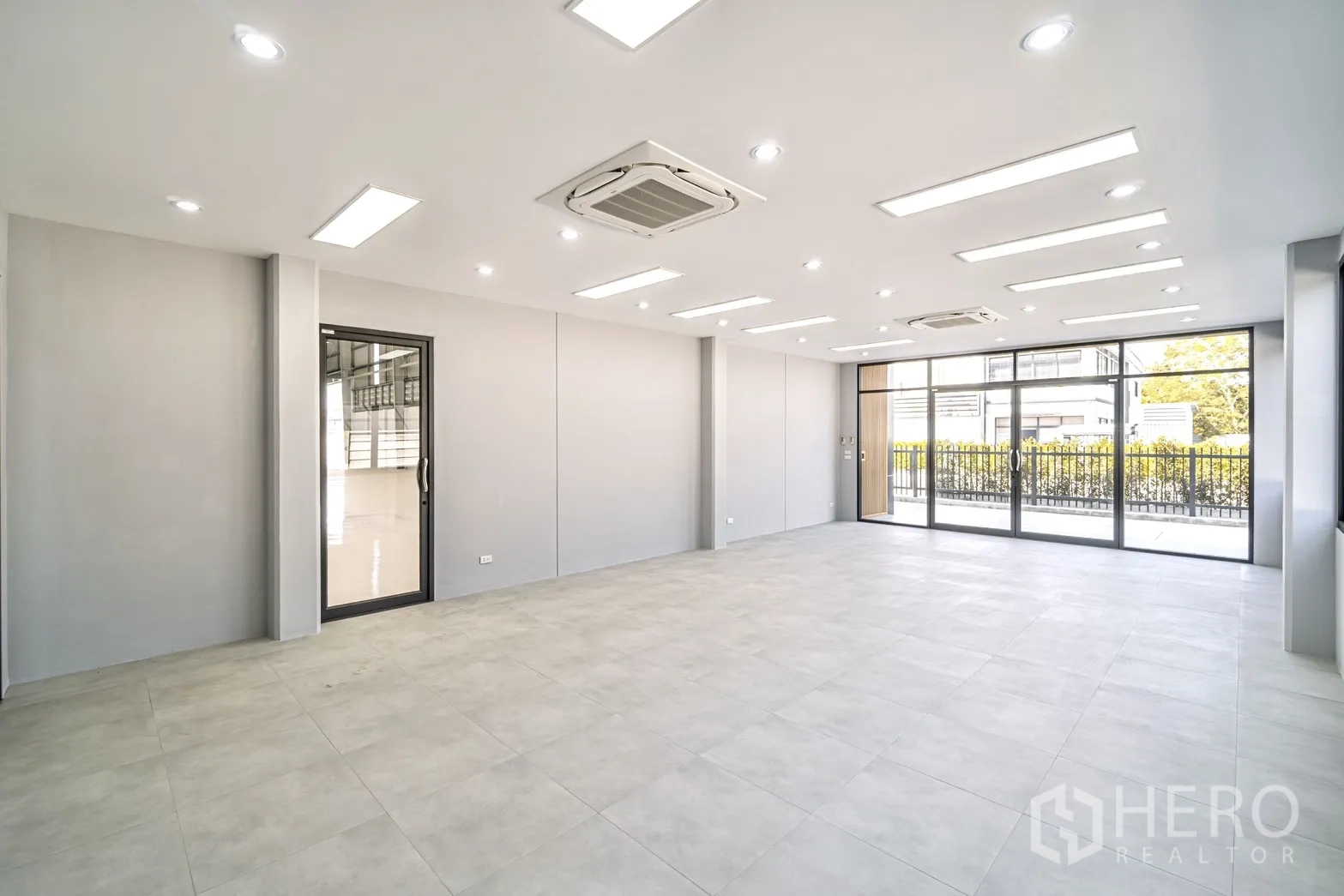 โรงงาน for rent or sale in Lam Luk Ka, Pathum Thani - ห้องสำนักงานสว่างพร้อมแอร์ฝังฝ้า พื้นกระเบื้อง และผนังกระจกด้านหน้า