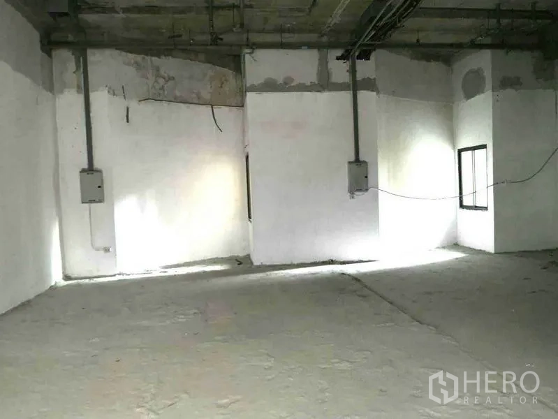 零售空间 出租在Khlong Toei, Bangkok - 零售内饰毛坯，分隔白墙与配电箱。