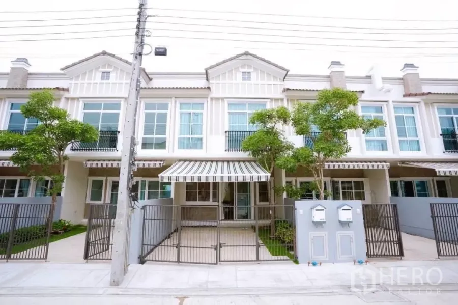 ทาวน์เฮาส์ ให้เช่าในBang Phli, Samut Prakan - ทาวน์เฮาส์สไตล์ยุโรปด้านหน้า มีกันสาดลายทาง ที่จอดรถและต้นไม้หน้าบ้าน