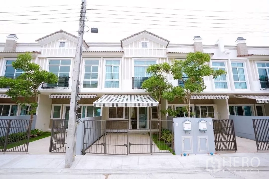 ทาวน์เฮาส์ ให้เช่าในBang Phli, Samut Prakan - ทาวน์เฮาส์สไตล์ยุโรปด้านหน้า มีกันสาดลายทาง ที่จอดรถและต้นไม้หน้าบ้าน