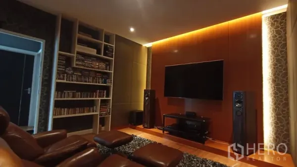 独立式住宅 出售在Prawet, Bangkok - 舒适的家庭影院，皮质躺椅、内置书架、大屏电视与氛围灯。