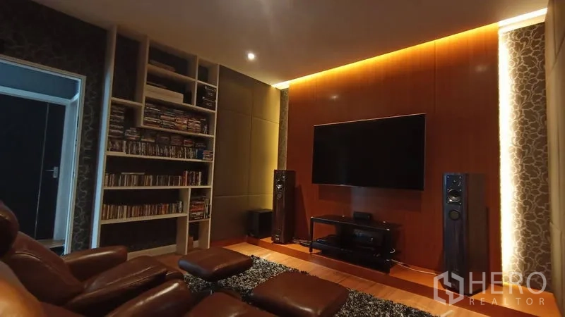 独立式住宅 出售在Prawet, Bangkok - 舒适的家庭影院，皮质躺椅、内置书架、大屏电视与氛围灯。