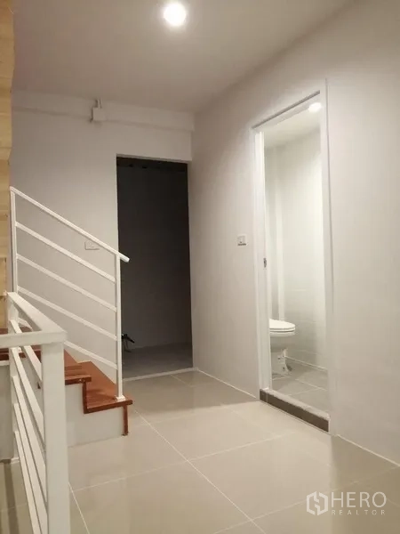 อาคารพาณิชย์ ให้เช่าในDin Daeng, Bangkok - โถงบันไดสว่าง พื้นกระเบื้อง พร้อมห้องน้ำประตูกระจก ในอาคารพาณิชย์รีโนเวท