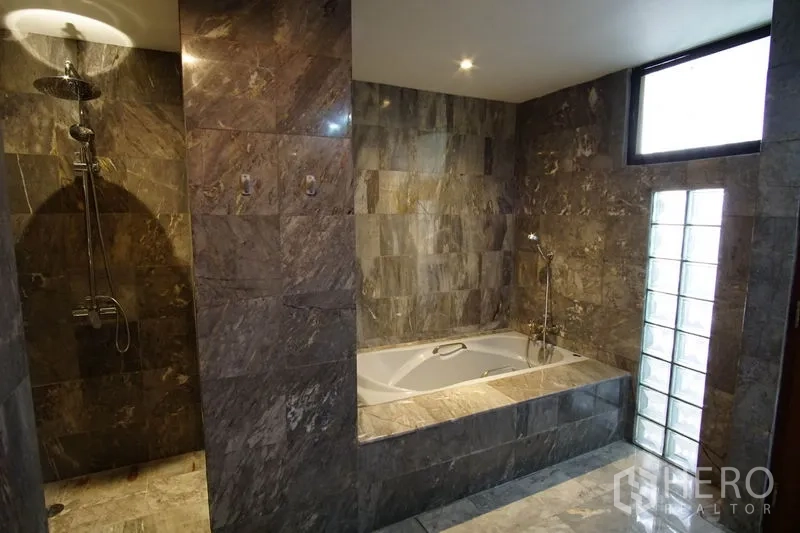 อพาร์ทเมนท์ ให้เช่าในWatthana, Bangkok - ห้องน้ำหรูกรุหินทั้งห้อง แยกส่วนฝักบัวเรนชาวเวอร์และอ่างอาบน้ำแบบฝังข้างหน้าต่างบล็อกแก้ว