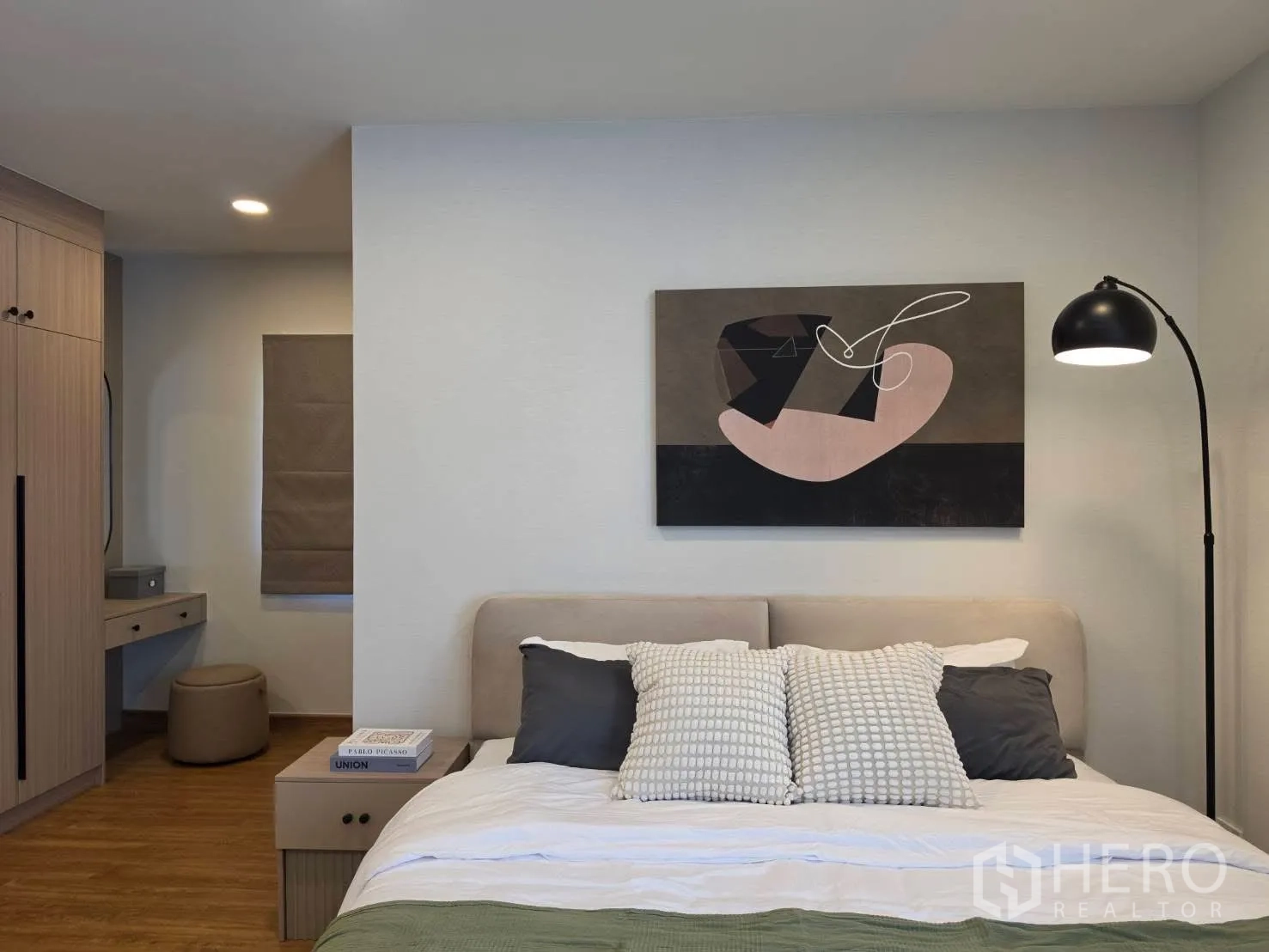 独栋房屋 for rent in Bang Phli, Samut Prakan - 温馨卧室，软包床、床头柜、挂画与落地灯
