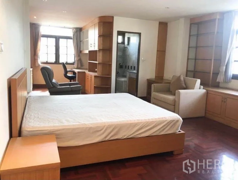 บ้าน ขายในMueang Samut Prakan, Samut Prakan - ห้องนอนโปร่งสว่าง มีชั้นวาง หน้าต่างบานใหญ่ และห้องน้ำในตัว