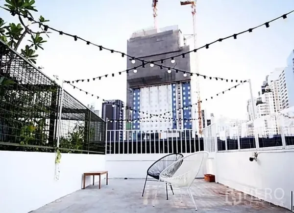 พื้นที่ขายปลีก ให้เช่าในKhlong Toei, Bangkok - ดาดฟ้าพร้อมไฟประดับ มองเห็นวิวเมือง สุขุมวิท มีเก้าอี้นั่งเล่น