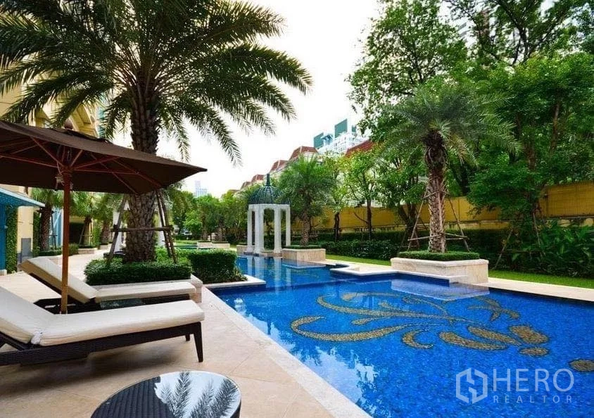 คอนโด ขายในWatthana, Bangkok - สระว่ายน้ำสไตล์รีสอร์ต เตียงอาบแดด ต้นปาล์ม และสวนจัดแต่ง