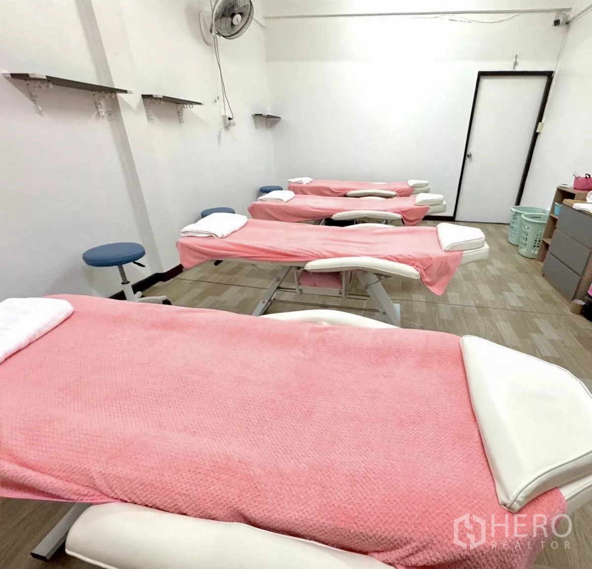 อาคารพาณิชย์ ให้เช่าในWatthana, Bangkok - ห้องทรีตเมนต์สว่างพร้อมเตียงสปาปรับระดับ