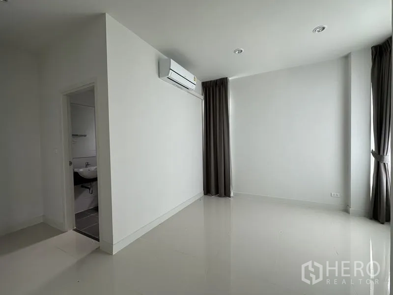 บ้าน ขายในLam Luk Ka, Pathum Thani - ห้องนอนพร้อมประตูเข้าห้องน้ำ แอร์ และหน้าต่างบานใหญ่