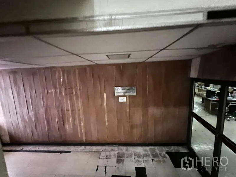 พื้นที่ขายปลีก ให้เช่าในKhlong Toei, Bangkok - ทางเดินผนังไม้และฝ้าแขวนภายในอาคารพาณิชย์