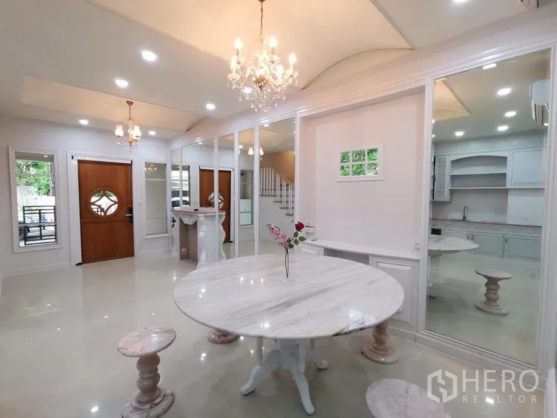 ทาวน์เฮาส์ ให้เช่าในYan Nawa, Bangkok - โถงรับประทานอาหารหรู โคมแชนเดอเรีย โต๊ะหินอ่อนทรงกลม กระจกเต็มผนัง และบันได