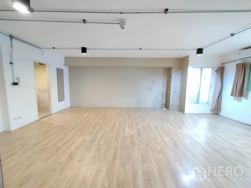 办公空间 出租在Phaya Thai, Bangkok - 大面积工作室式办公室，采光充足，带窗户与侧门/阳台通道。