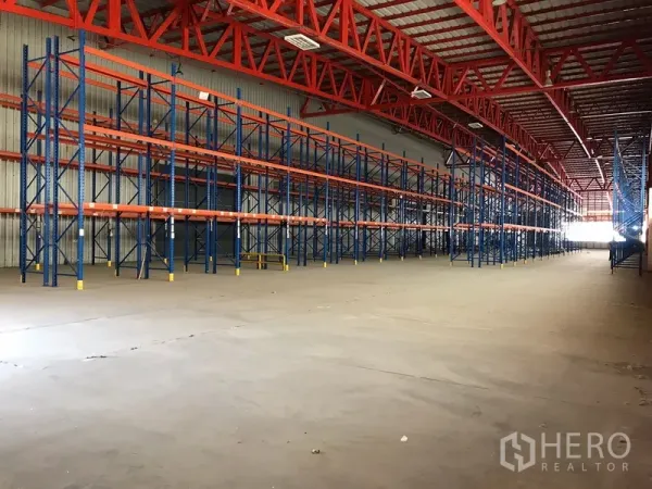 คลังสินค้า ให้เช่าในBang Na, Bangkok - พื้นที่เก็บสินค้ากว้างพร้อมชั้นวางพาเลทแนวยาว พื้นคอนกรีตเรียบ
