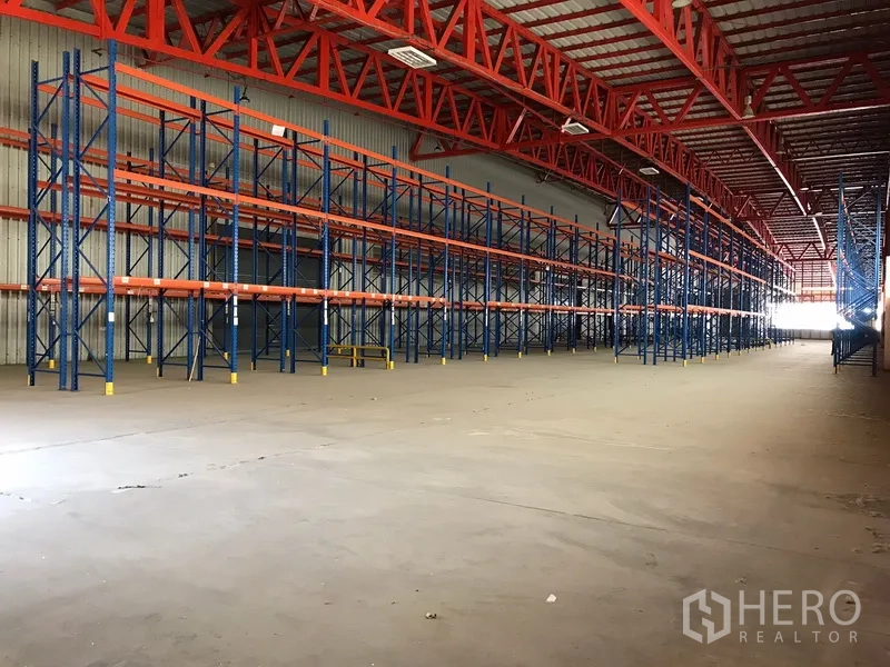 คลังสินค้า ให้เช่าในBang Na, Bangkok - พื้นที่เก็บสินค้ากว้างพร้อมชั้นวางพาเลทแนวยาว พื้นคอนกรีตเรียบ