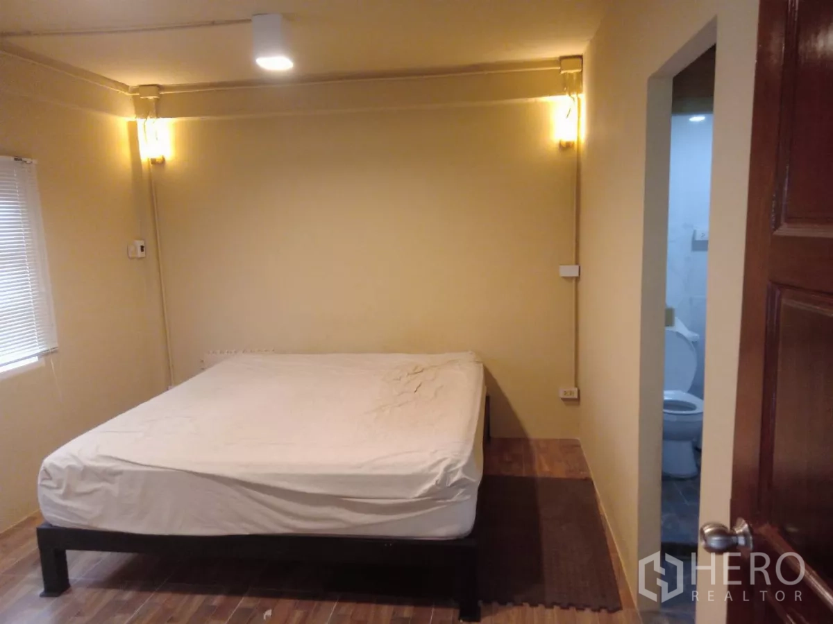 独立式住宅 出租在Phaya Thai, Bangkok - 卧室配床与窗边灯光，并连接套内卫浴。