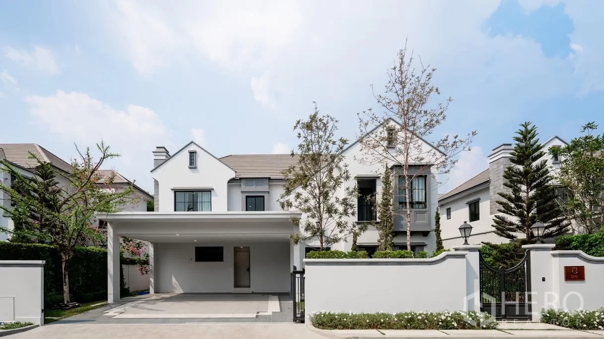 บ้านเดี่ยว for rent in Saphan Sung, Bangkok - ภาพภายนอกบ้านเดี่ยวสองชั้นสไตล์โมเดิร์น พร้อมโรงจอดรถมีหลังคาและรั้ว