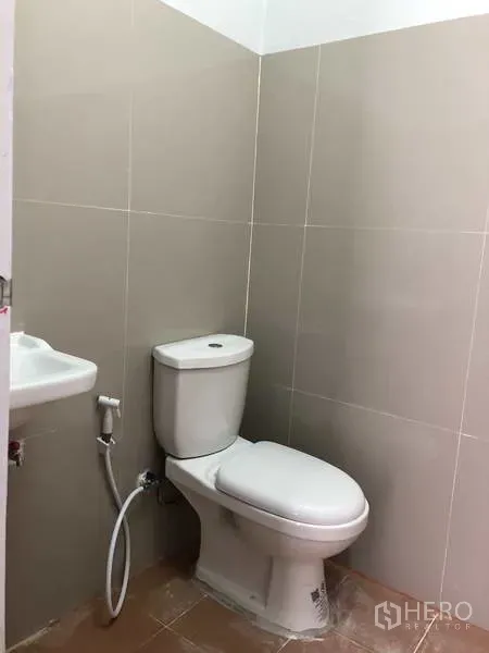 คลังสินค้า ให้เช่าในKhlong Luang, Pathum Thani - ห้องน้ำปูกระเบื้องสะอาด พร้อมโถสุขภัณฑ์ อ่างล้างมือ และสายชำระ