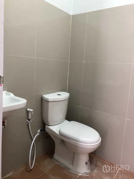 คลังสินค้า ให้เช่าในKhlong Luang, Pathum Thani - ห้องน้ำปูกระเบื้องสะอาด พร้อมโถสุขภัณฑ์ อ่างล้างมือ และสายชำระ