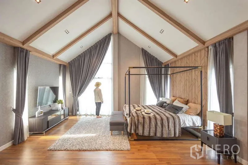 บ้าน ขายในLam Luk Ka, Pathum Thani - มุมห้องมาสเตอร์อีกด้าน โชว์เพดานจั่วสูง หน้าต่างใหญ่ และชั้นวางทีวี
