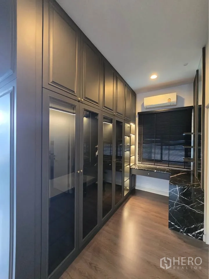 บ้านเดี่ยว for rent in Bang Kapi, Bangkok - วอล์กอินโคลเซ็ตตู้กระจกบานยาวและโต๊ะเครื่องแป้ง