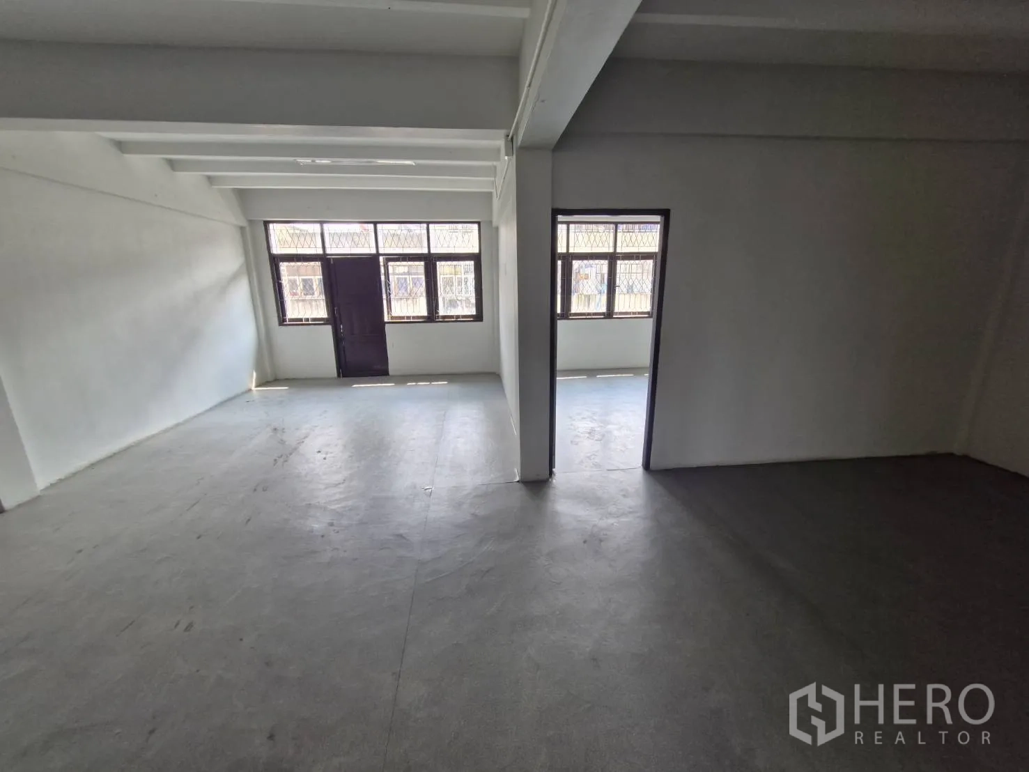 อาคารพาณิชย์ ให้เช่าในYan Nawa, Bangkok - ห้องด้านหน้าอาคาร มีประตูสู่ระเบียงและหน้าต่างบานใหญ่